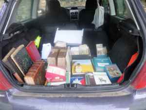 VIEUX LIVRES DANS LE COFFRE