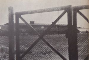 UNE DES PORTES INTÉRIEURES SÉPARANT DIVERS SERVICES